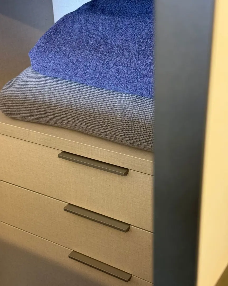 Armadio Kyn 6 ante battenti laccato opaco ghiaia con attrezzatura e led