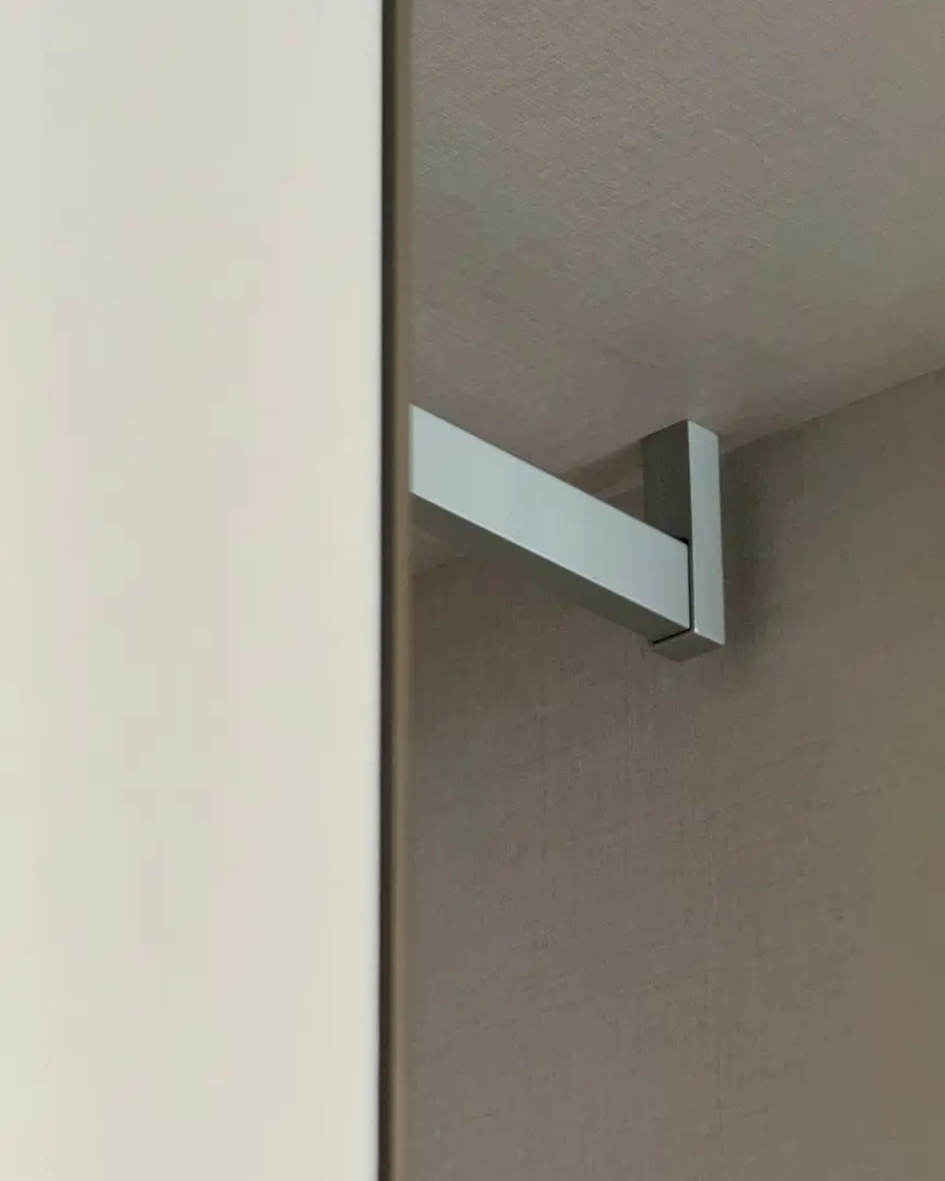 Armadio Kyn 6 ante battenti laccato opaco ghiaia con attrezzatura e led