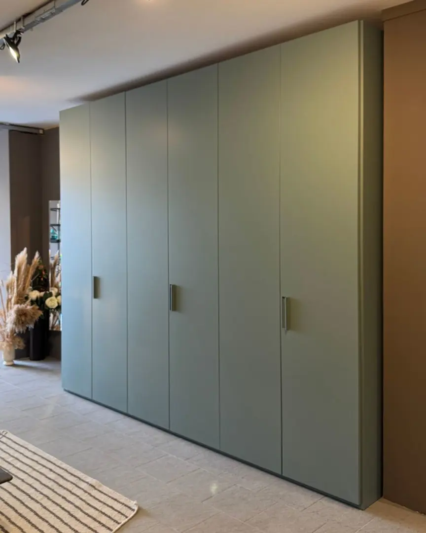 Armadio Lema Prima 6 ante battenti laccato verde Timo maniglia incasso