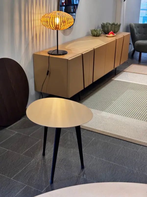 Flowers tavolino di servizio lema laccato opaco Biscotto