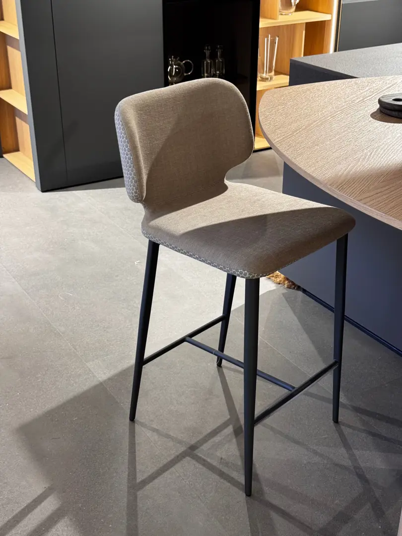 2 sgabelli Wrap Midj imbottiti con braccioli