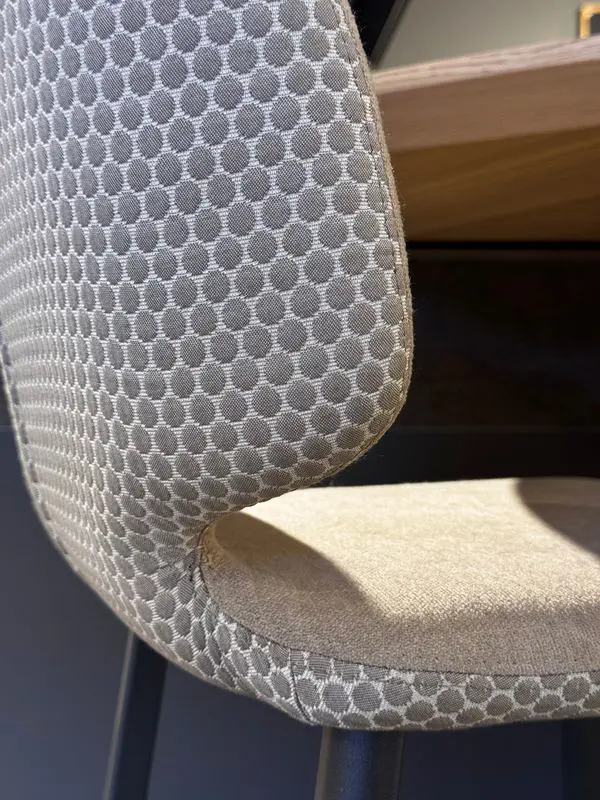 2 sgabelli Wrap Midj imbottiti con braccioli