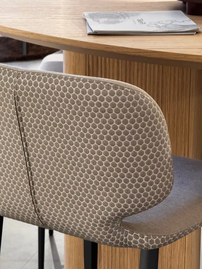 2 sgabelli Wrap Midj imbottiti con braccioli