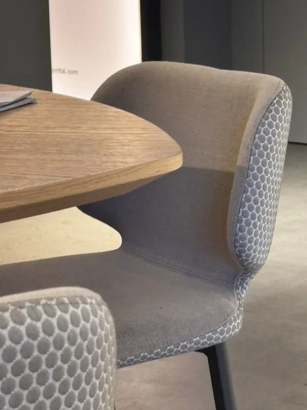 2 sgabelli Wrap Midj imbottiti con braccioli