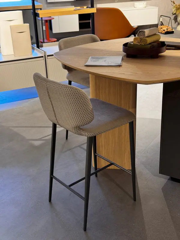 2 sgabelli Wrap Midj imbottiti con braccioli