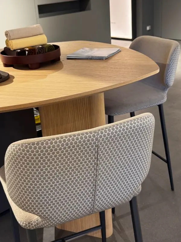 2 sgabelli Wrap Midj imbottiti con braccioli