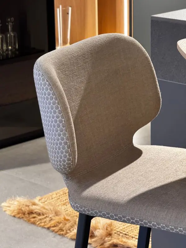 2 sgabelli Wrap Midj imbottiti con braccioli