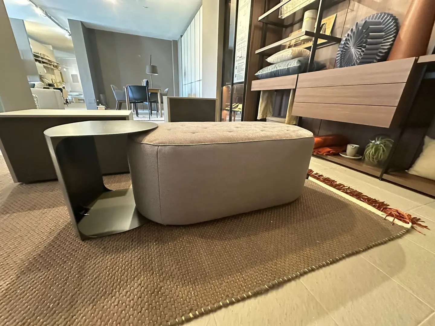 pouf ovale maxi modello Clip trapuntato con tavolino metallo Clip