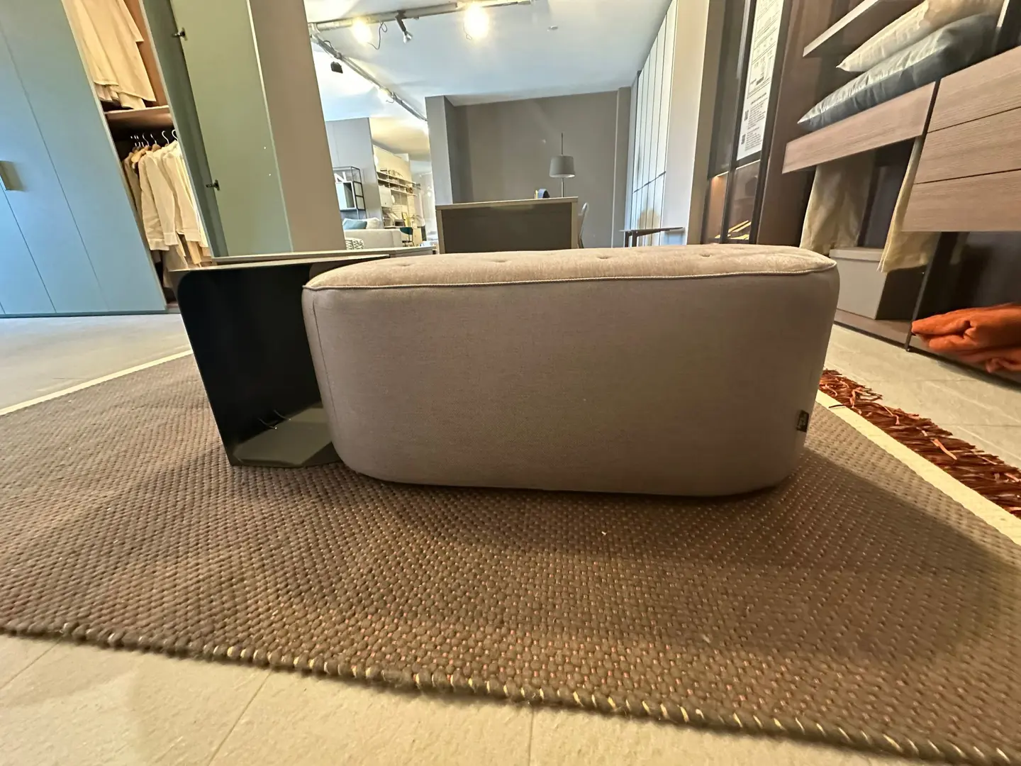 pouf ovale maxi modello Clip trapuntato con tavolino metallo Clip