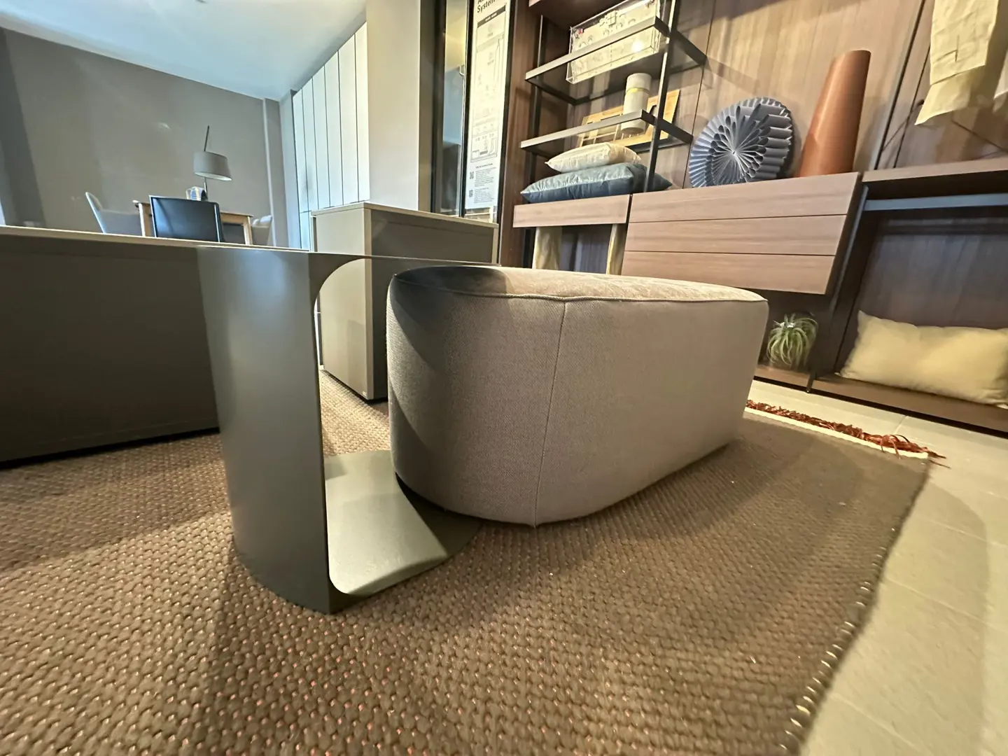 pouf ovale maxi modello Clip trapuntato con tavolino metallo Clip