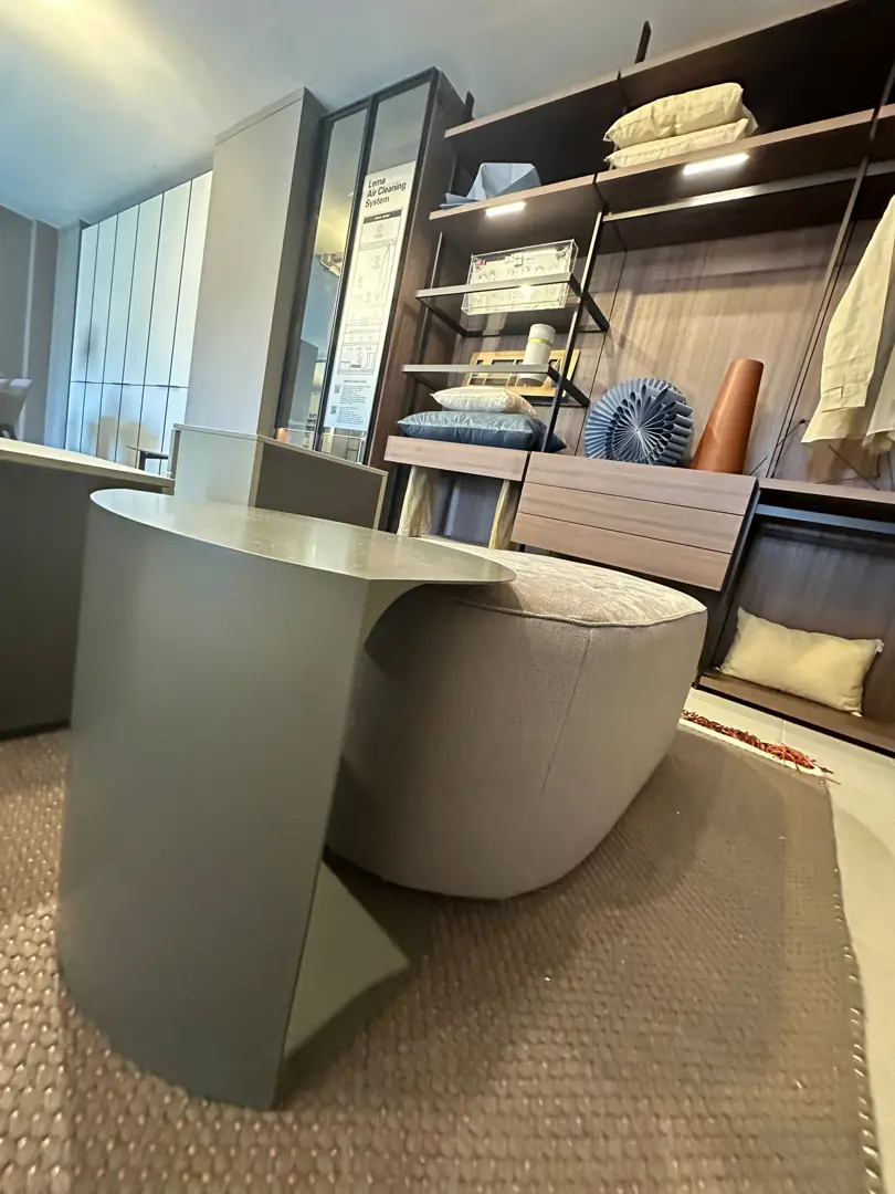 pouf ovale maxi modello Clip trapuntato con tavolino metallo Clip