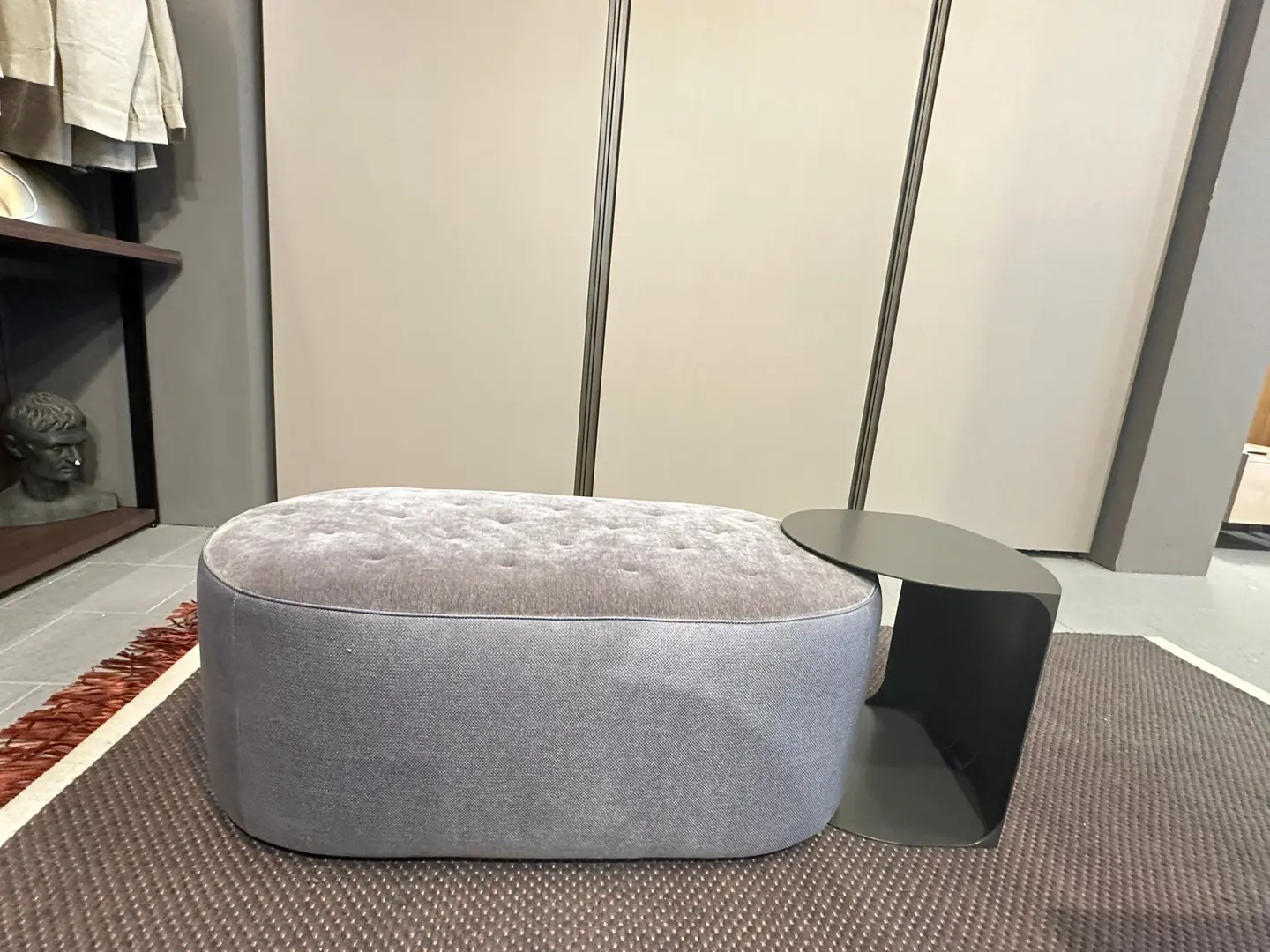 pouf ovale maxi modello Clip trapuntato con tavolino metallo Clip