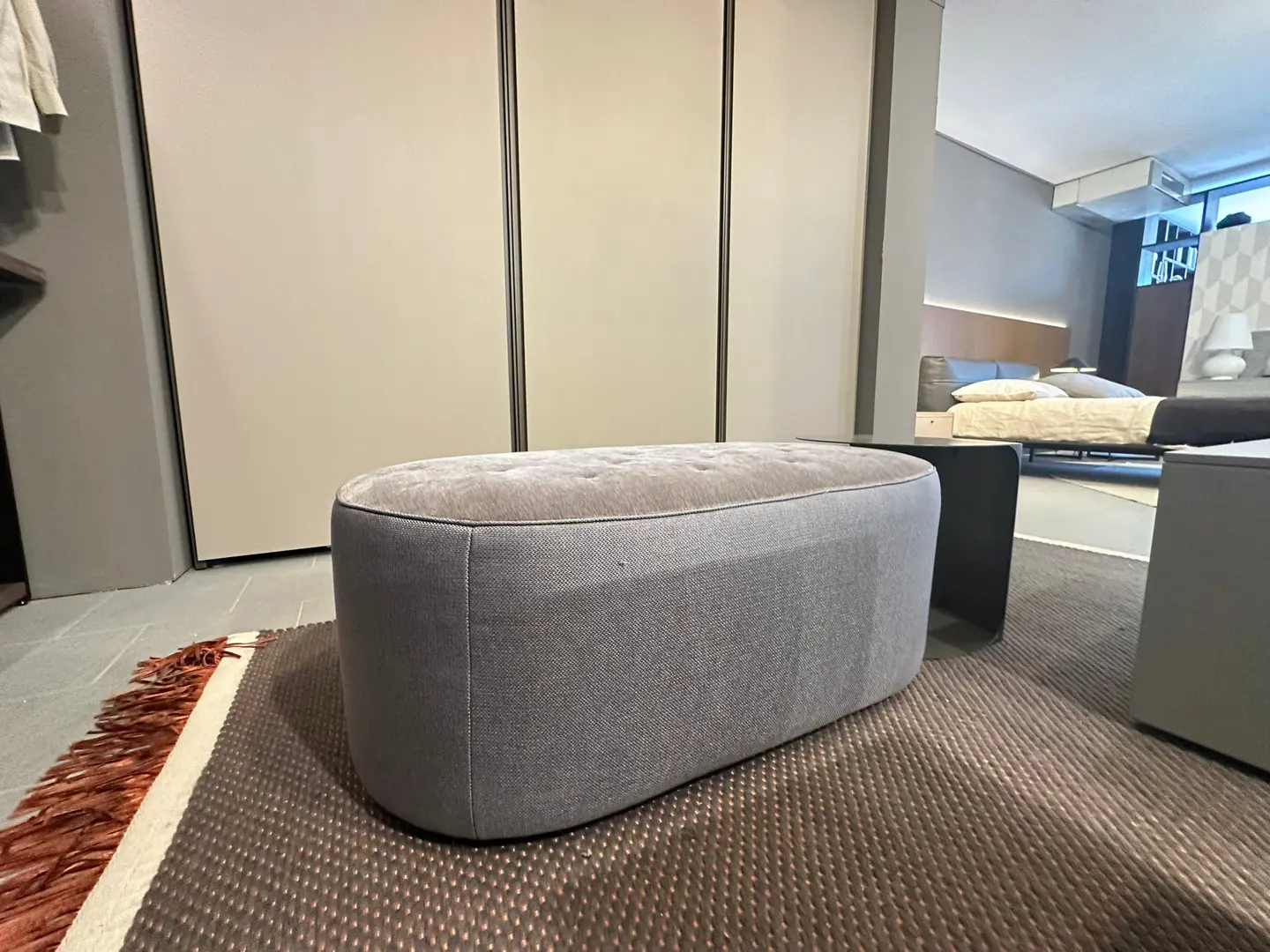 pouf ovale maxi modello Clip trapuntato con tavolino metallo Clip