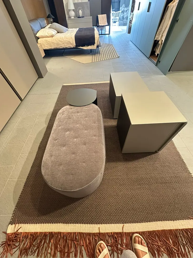 pouf ovale maxi modello Clip trapuntato con tavolino metallo Clip