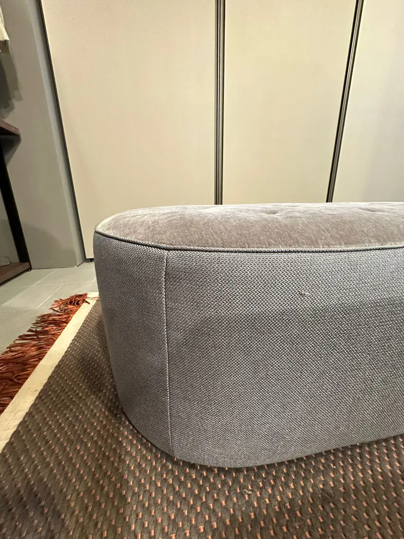 pouf ovale maxi modello Clip trapuntato con tavolino metallo Clip