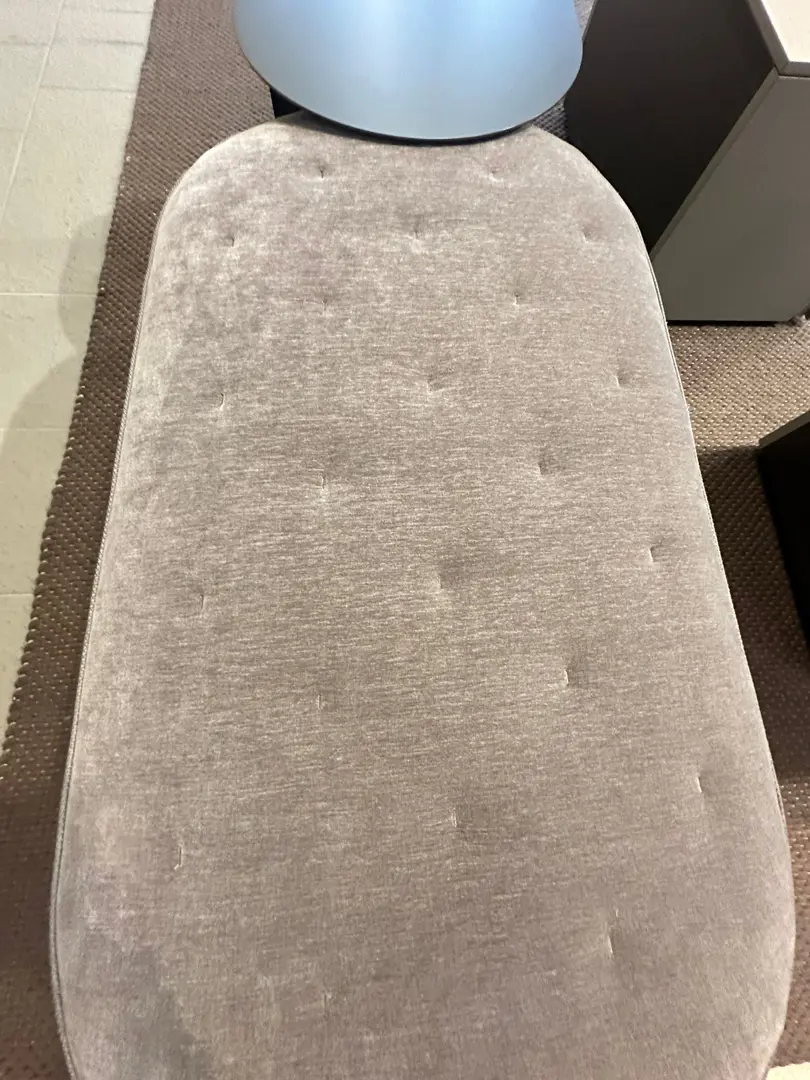 pouf ovale maxi modello Clip trapuntato con tavolino metallo Clip