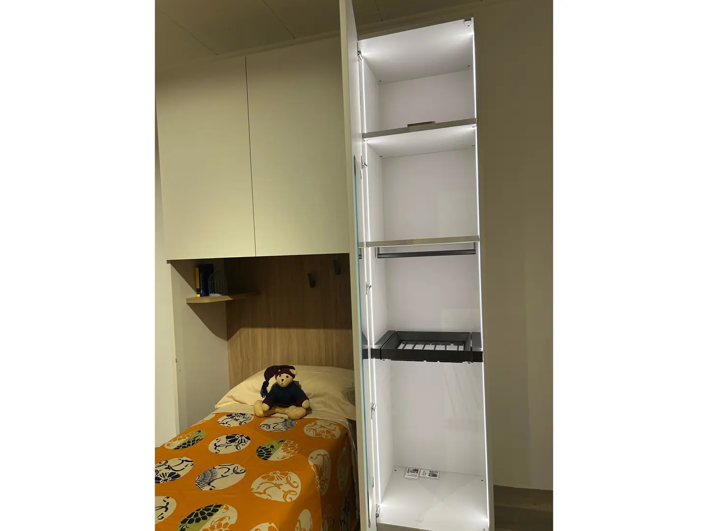 Armadio a ponte con anta liscia. Attrezzatura interna : servetto, porta pantaloni e appendiabiti, 