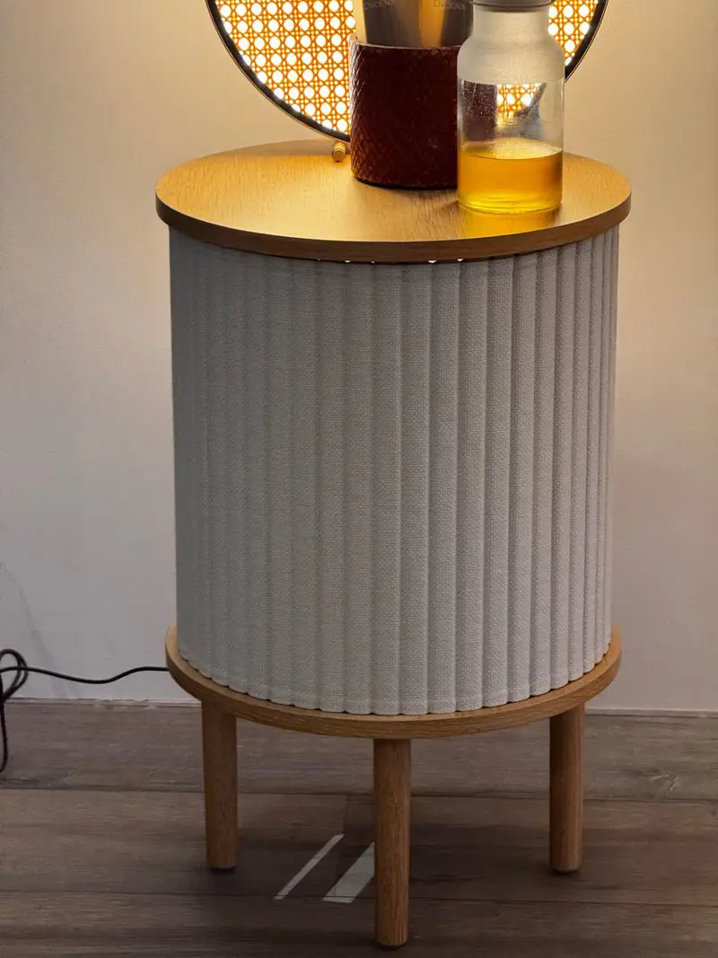 Audacious tavolino o comodino con ante scorrevoli in tessuto