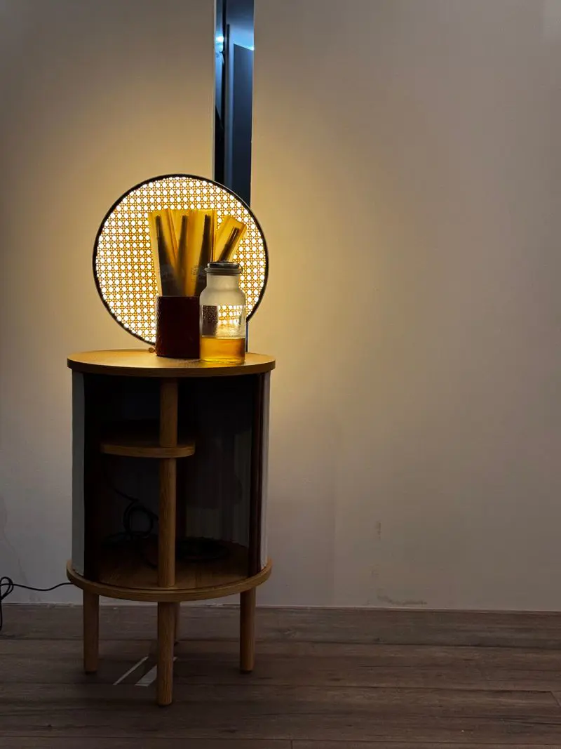 Audacious tavolino o comodino con ante scorrevoli in tessuto