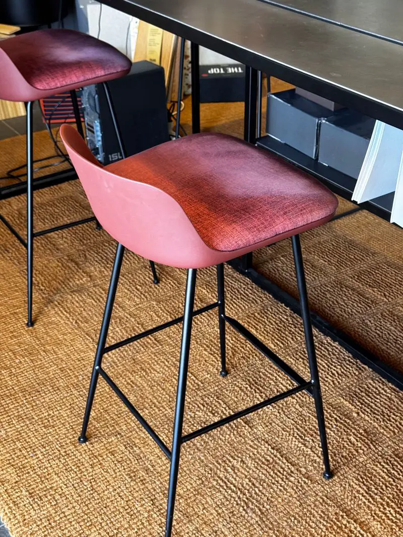 2 sgabelli Rely con cuscino imbottito