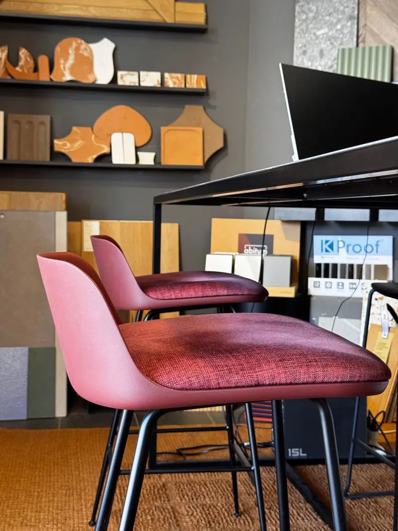 2 sgabelli Rely con cuscino imbottito