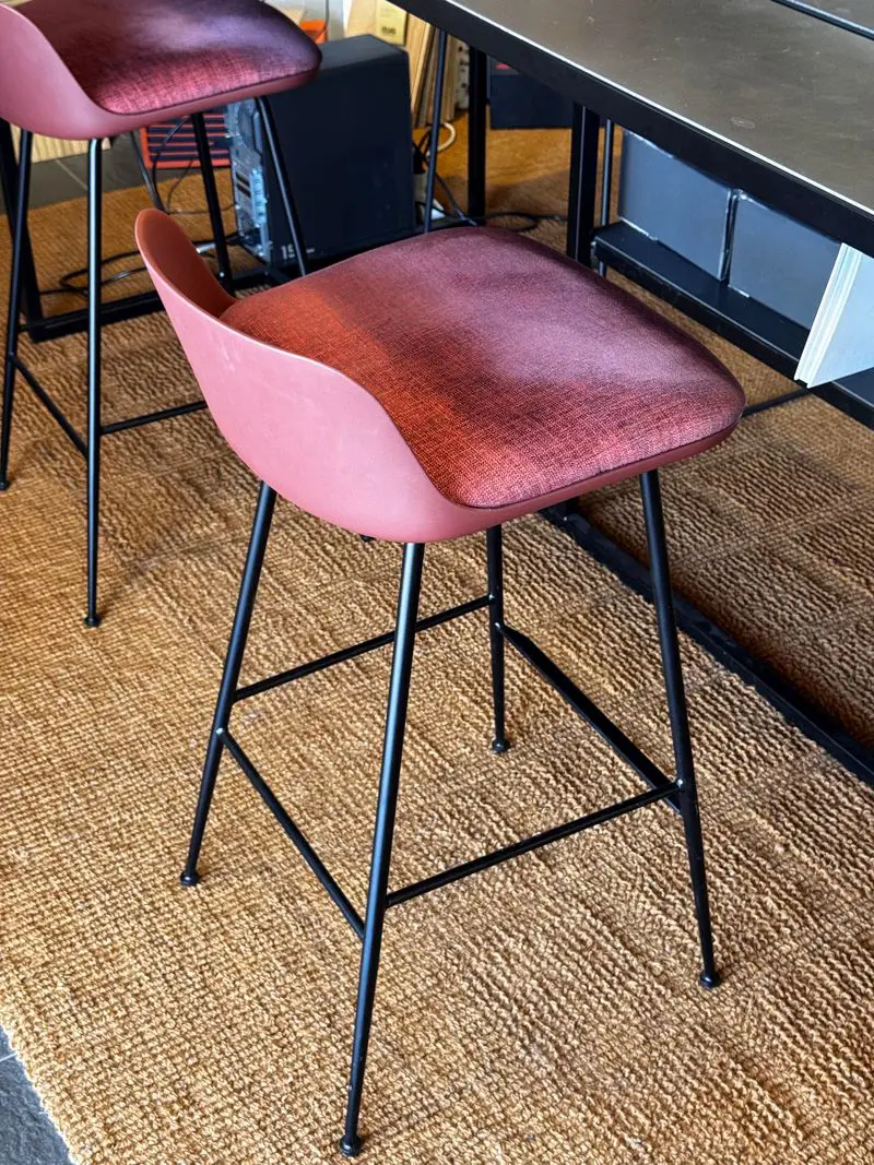 2 sgabelli Rely con cuscino imbottito