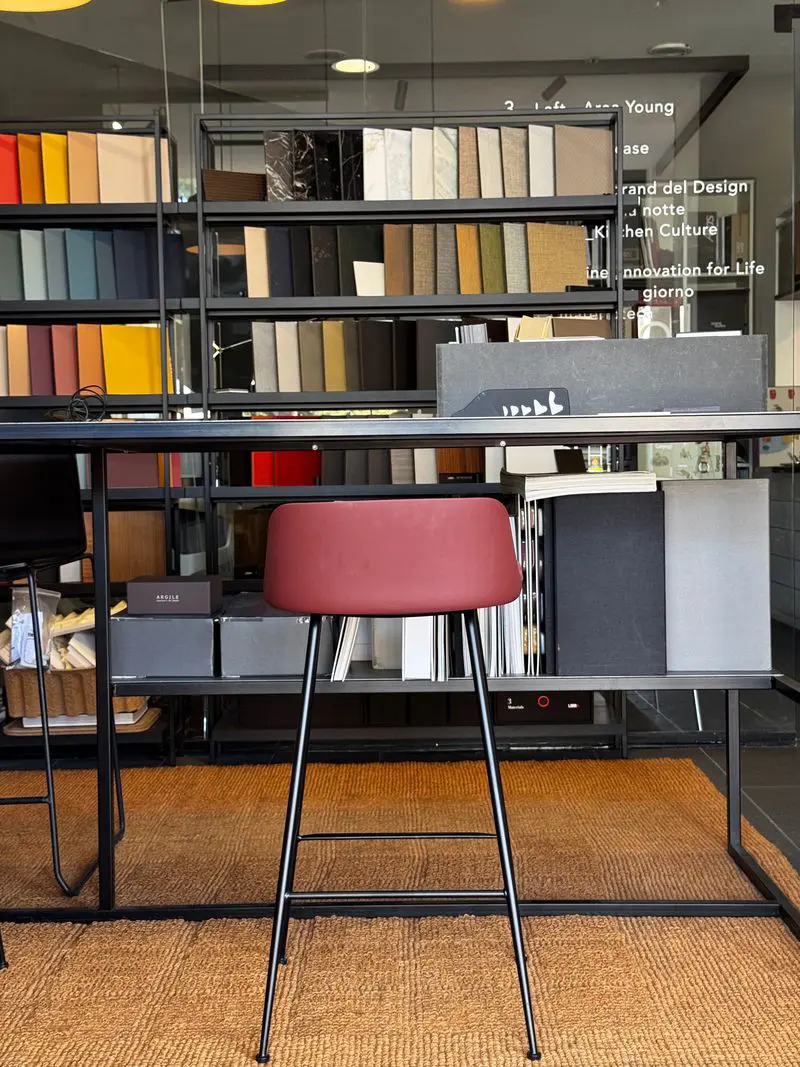 2 sgabelli Rely con cuscino imbottito