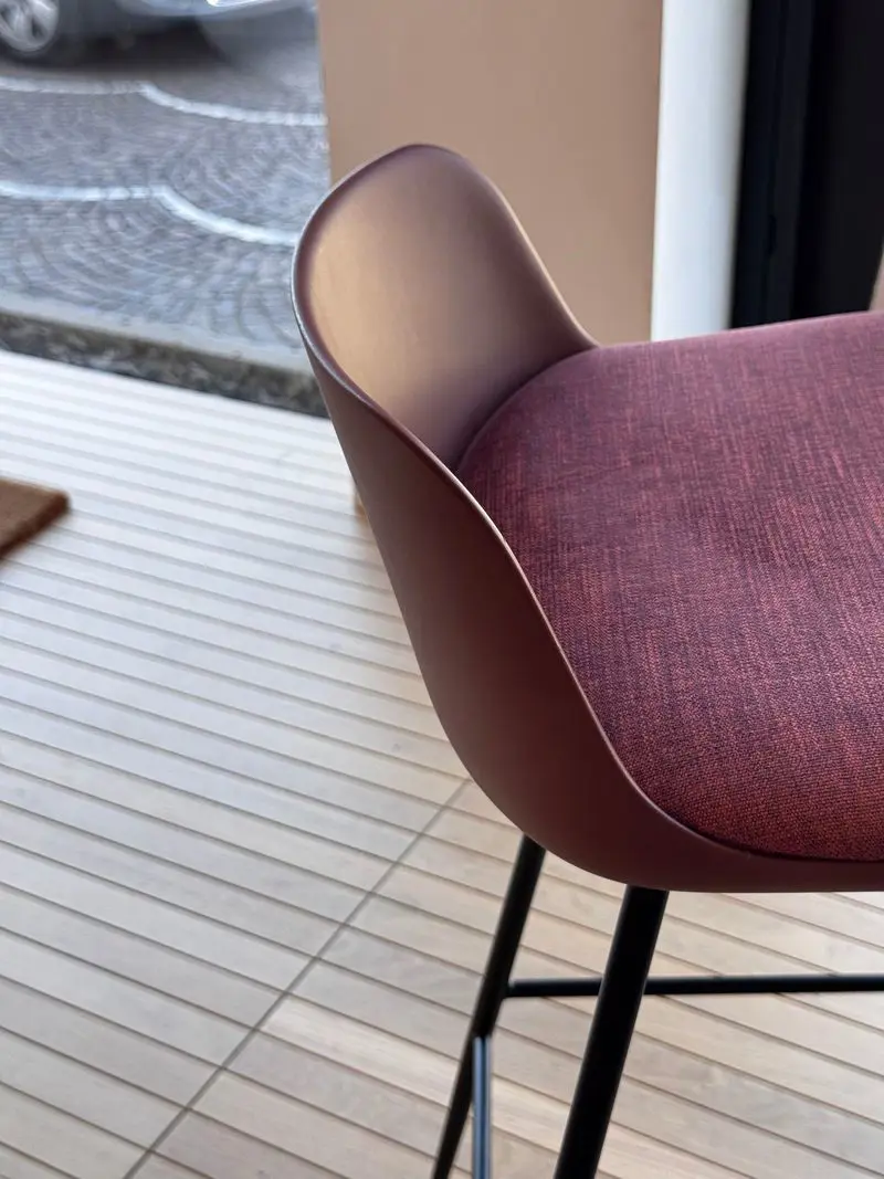 2 sgabelli Rely con cuscino imbottito