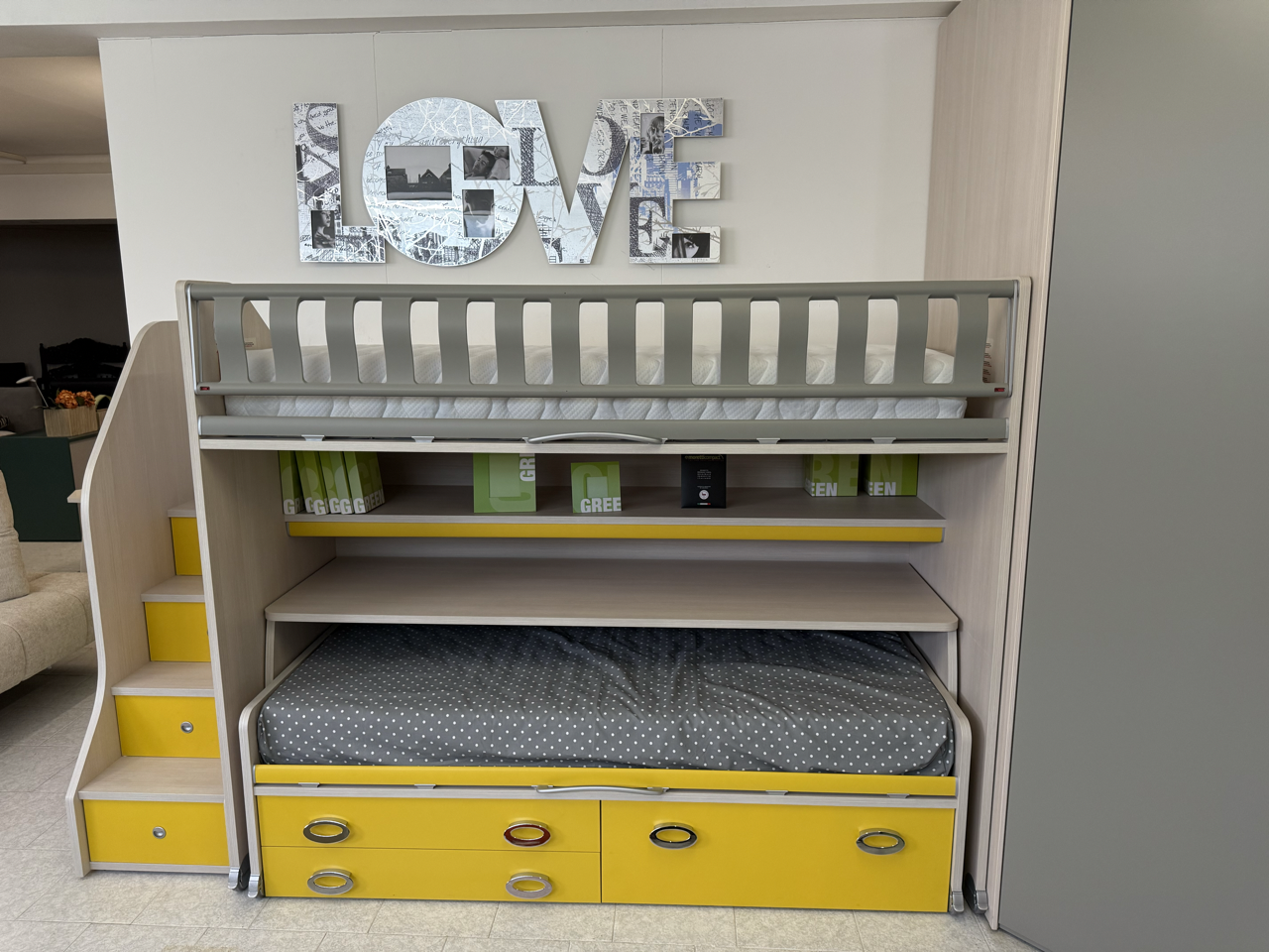 Cameretta con soppalco e cabina Moretti compact