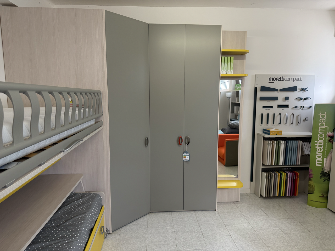 Cameretta con soppalco e cabina Moretti compact