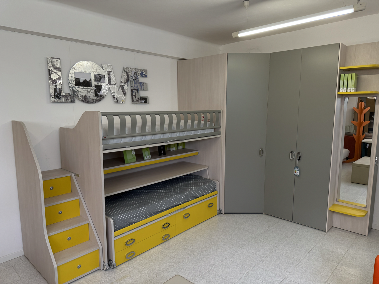 Cameretta con soppalco e cabina Moretti compact