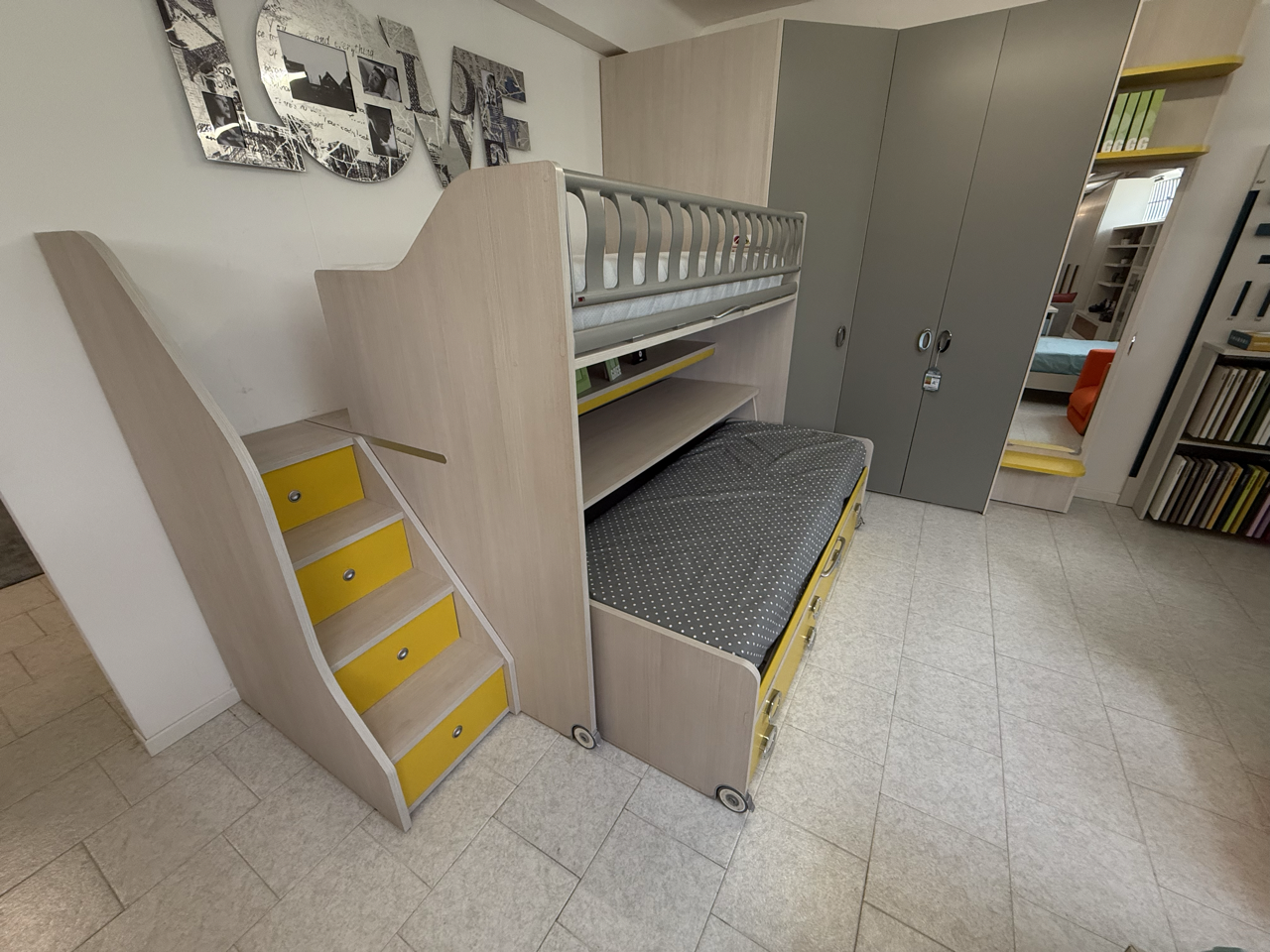 Cameretta con soppalco e cabina Moretti compact