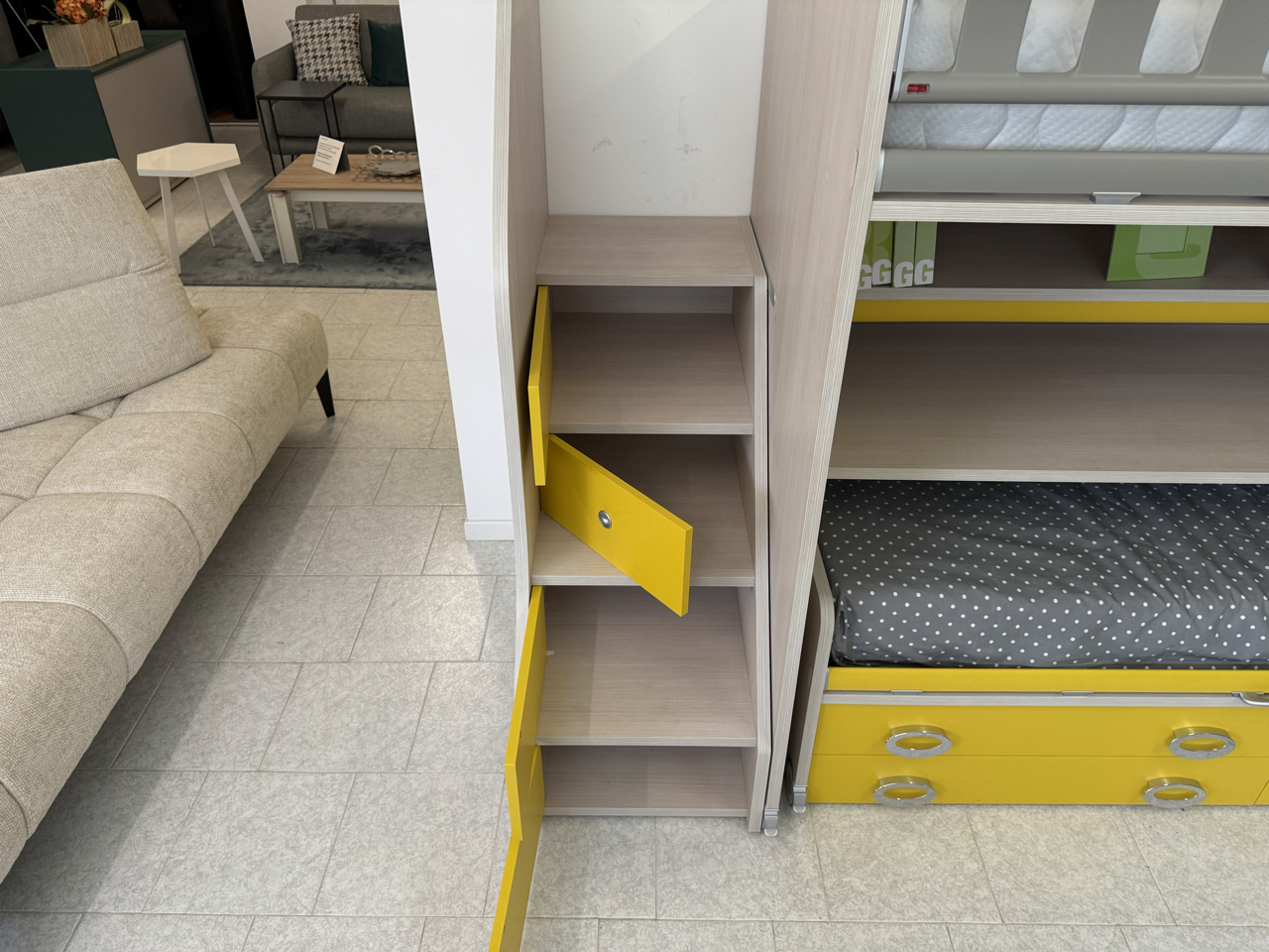 Cameretta con soppalco e cabina Moretti compact