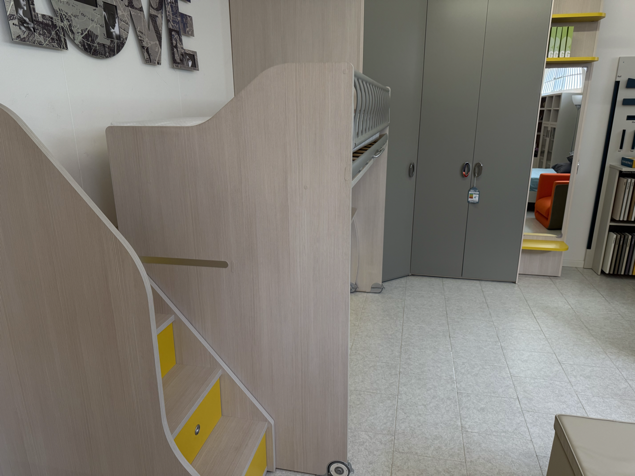 Cameretta con soppalco e cabina Moretti compact