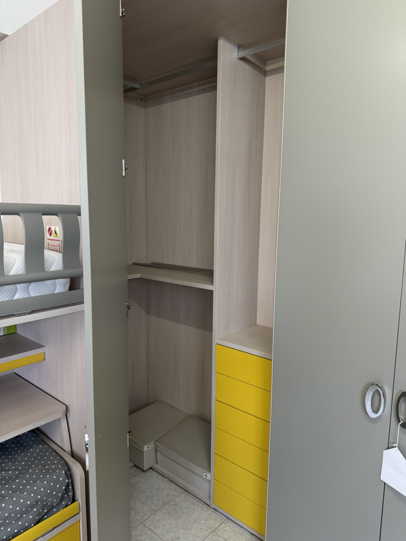 Cameretta con soppalco e cabina Moretti compact