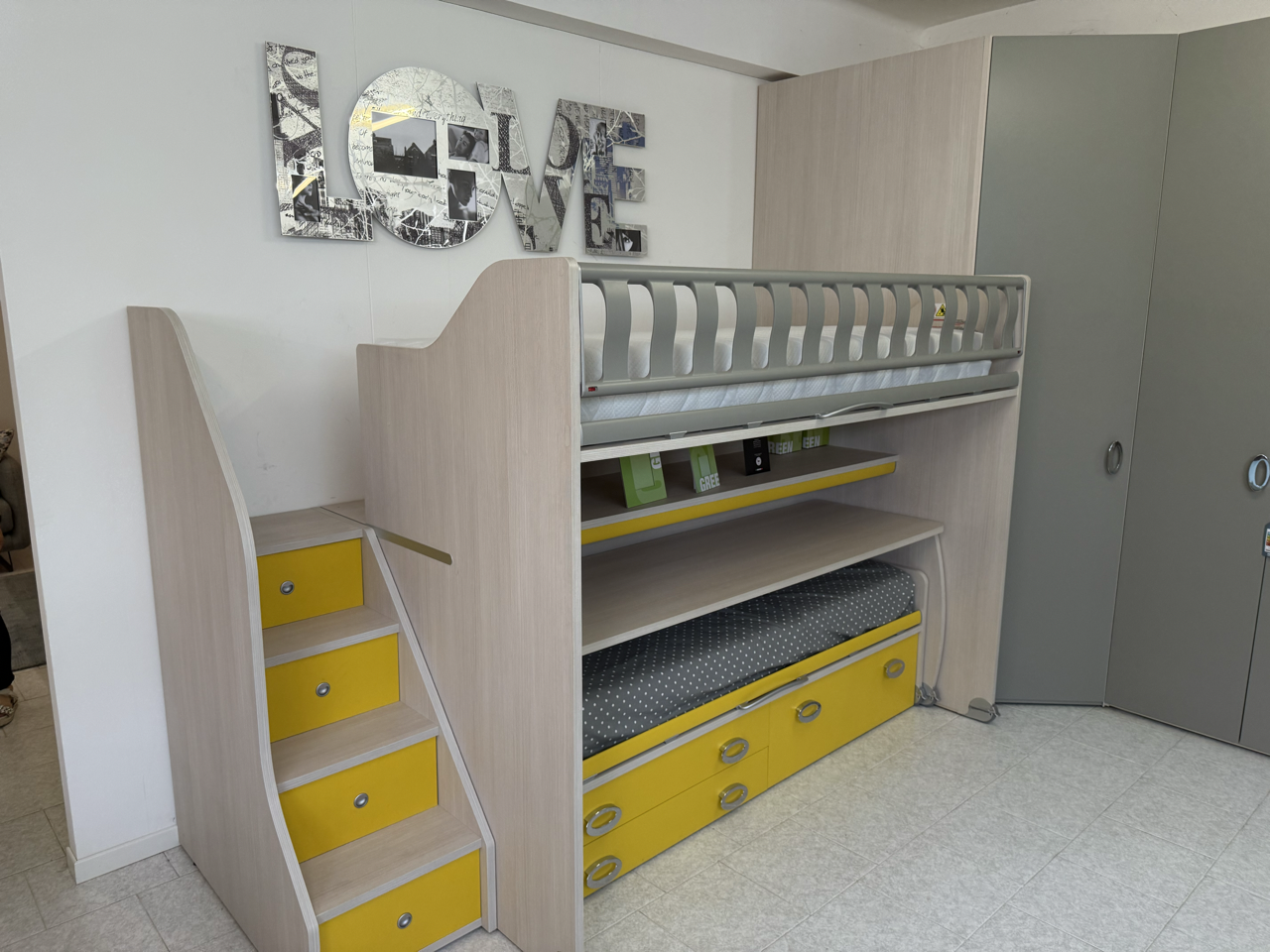 Cameretta con soppalco e cabina Moretti compact