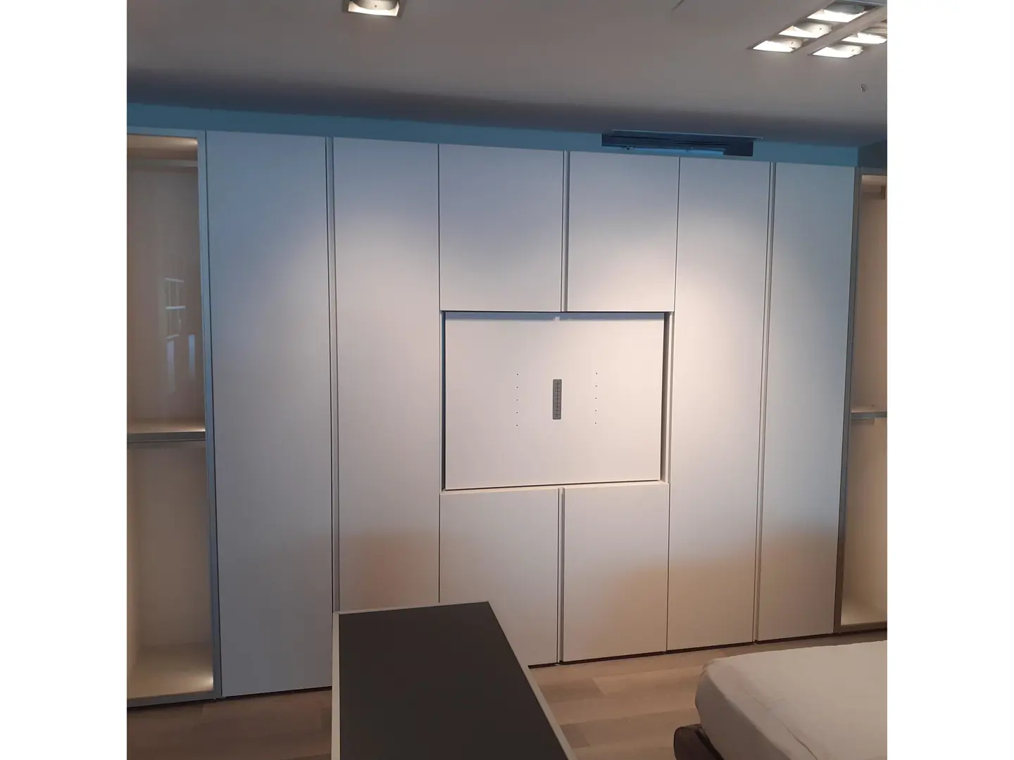 Armadio ante battenti , con  elemento Odeon TV. Finitura esterna Sand Opaco mentre le due ante ester