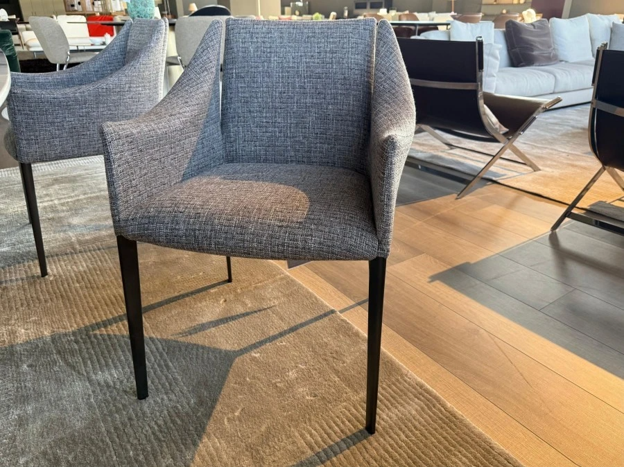 Sedia con braccioli Vela