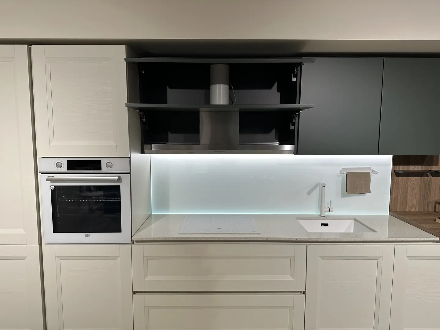Cucina Asia con isola - Forma Cucine