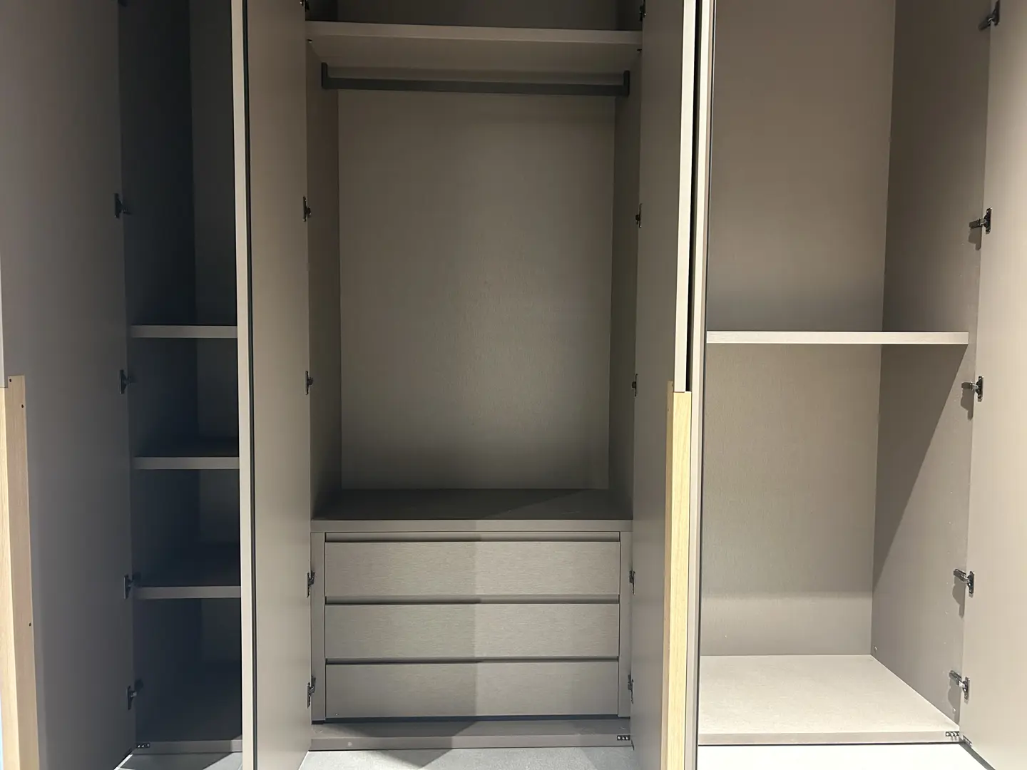 Armadio battente tratto