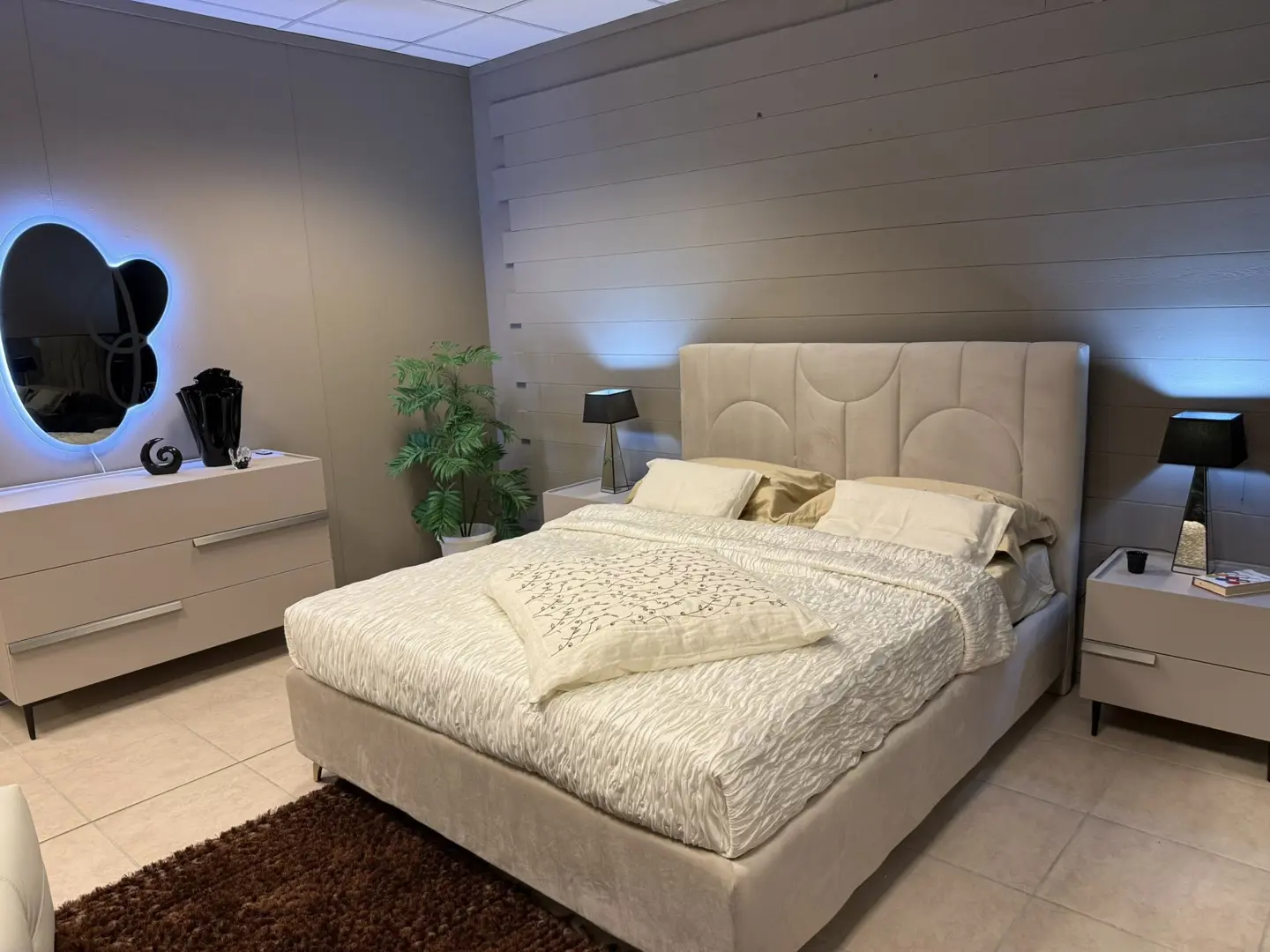 Letto matrimoniale con contenitore