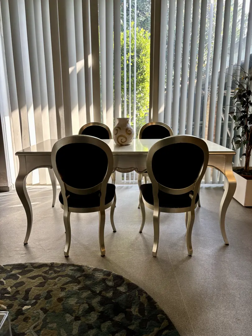 Tavolo d'epoca in foglia d'argento e sedie