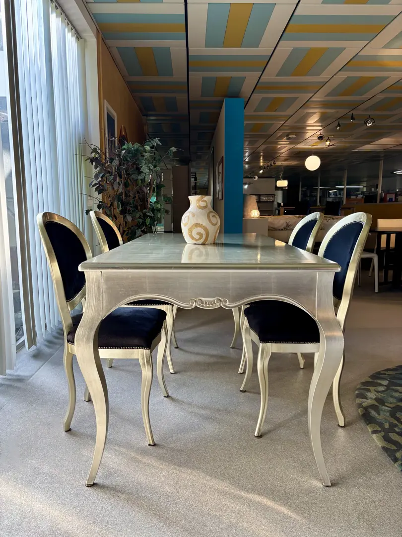 Tavolo d'epoca in foglia d'argento e sedie