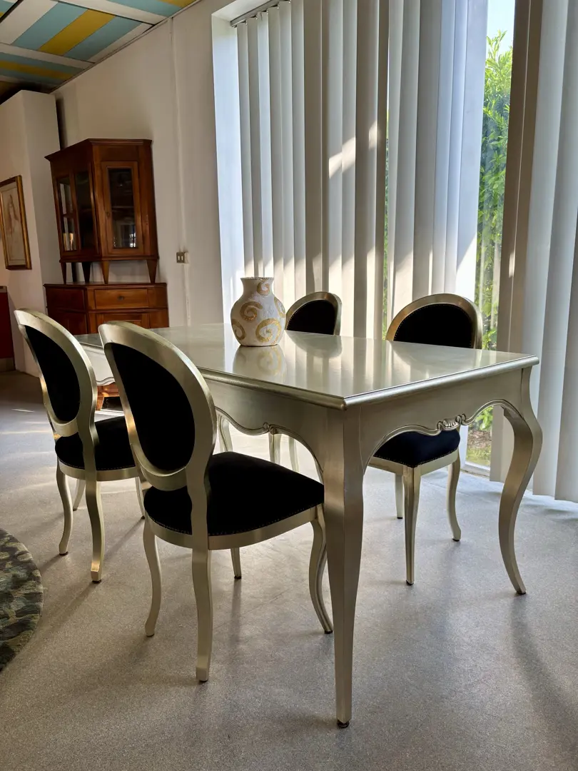 Tavolo d'epoca in foglia d'argento e sedie