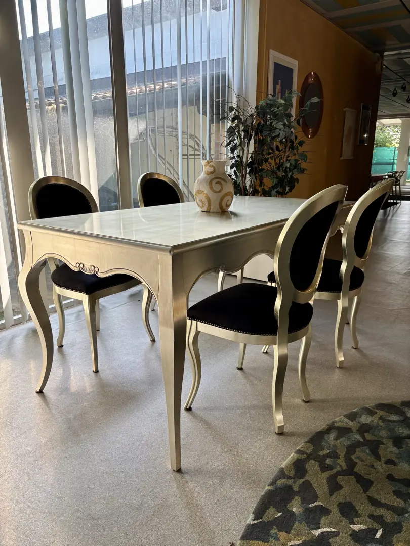 Tavolo d'epoca in foglia d'argento e sedie